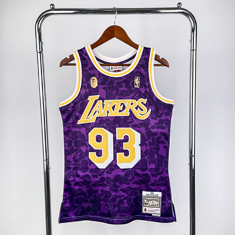 Regata Mitchell & Ness x BAPE - Los Angeles Lakers Roxo - Rei da Pelada