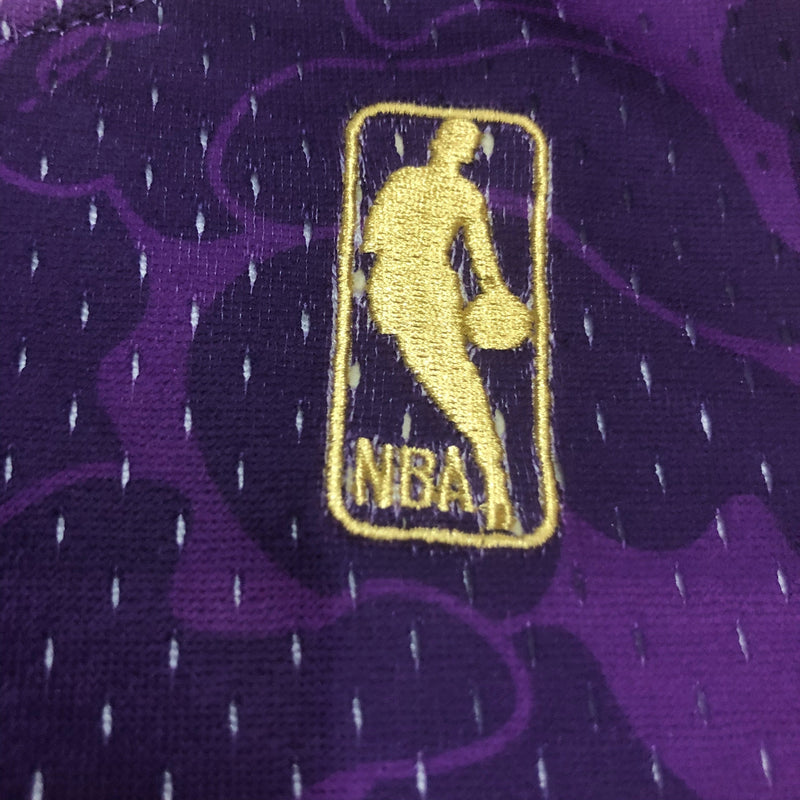 Regata Mitchell & Ness x BAPE - Los Angeles Lakers Roxo - Rei da Pelada