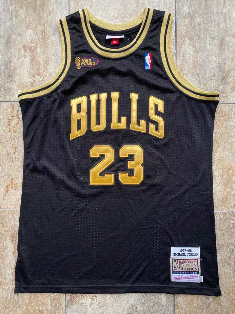 Regata Chicago Bulls Mitchell & Ness Black/Gold 97/98 Jordan - Rei da Pelada