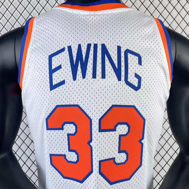 Regata Mitchell & Ness New York Knicks Patrick Ewing 1985-86 Branca - Rei da Pelada