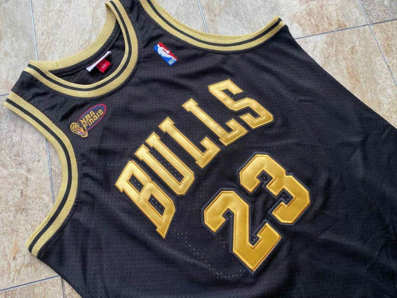 Regata Chicago Bulls Mitchell & Ness Black/Gold 97/98 Jordan - Rei da Pelada