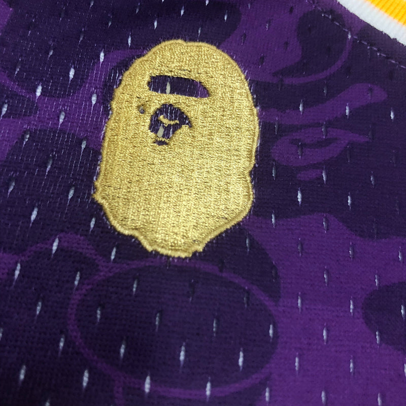 Regata Mitchell & Ness x BAPE - Los Angeles Lakers Roxo - Rei da Pelada