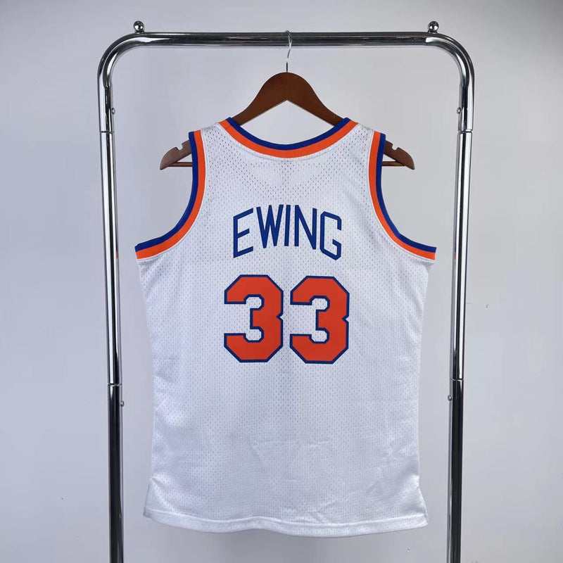 Regata Mitchell & Ness New York Knicks Patrick Ewing 1985-86 Branca - Rei da Pelada