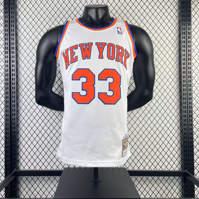 Regata Mitchell & Ness New York Knicks Patrick Ewing 1985-86 Branca - Rei da Pelada