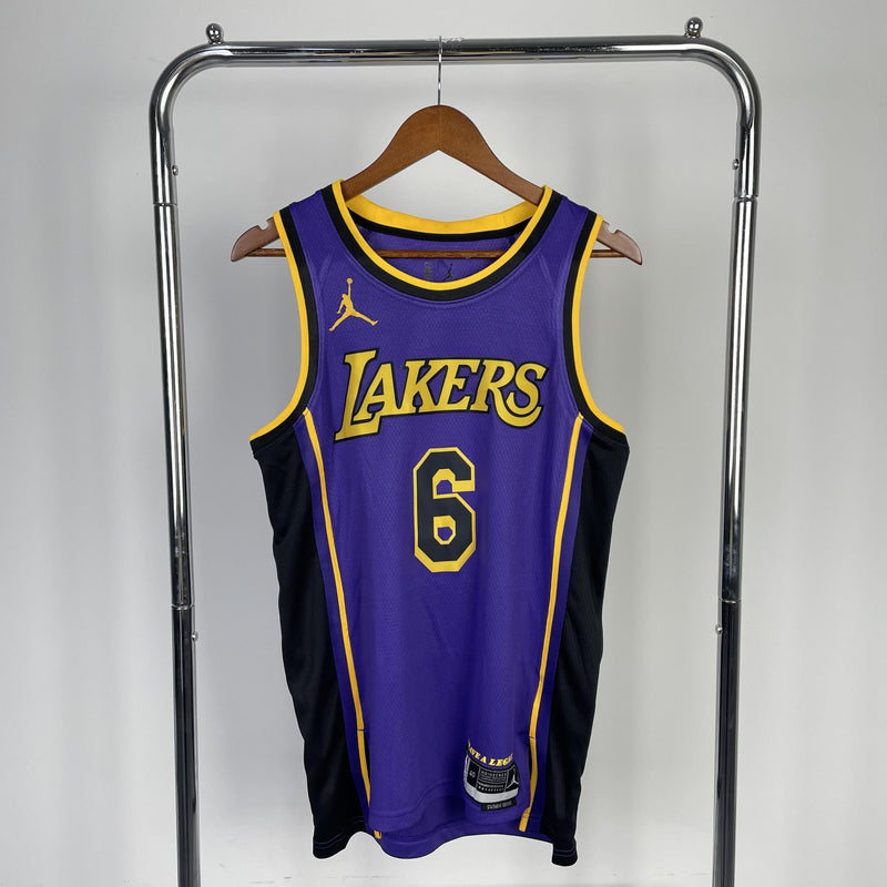 Regata Jordan - Los Angeles Lakers Statement Edition 2022/2023 - Swingman - Rei da Pelada