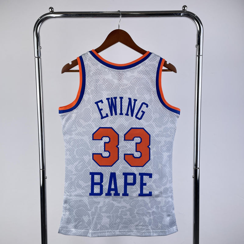 Regata Mitchell & Ness x BAPE - New York Knicks Branca - Rei da Pelada