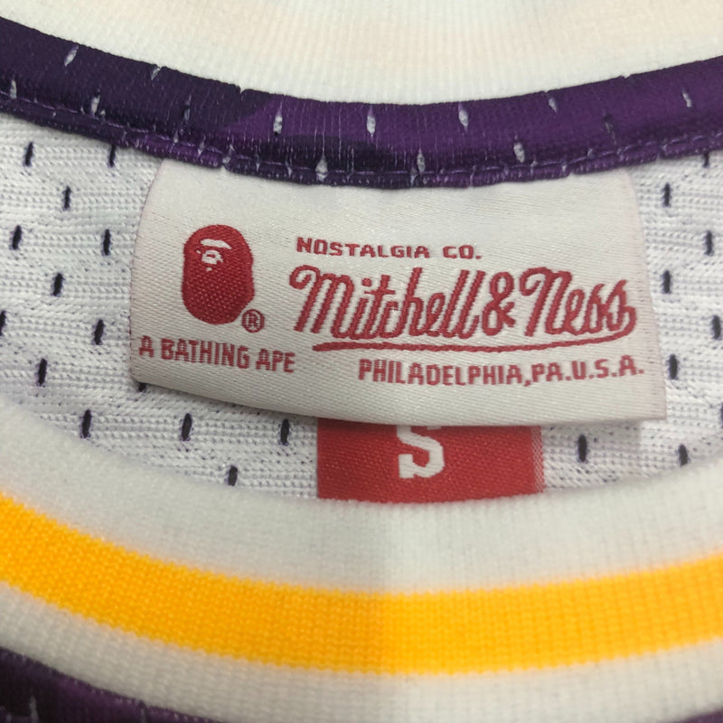 Regata Mitchell & Ness x BAPE - Los Angeles Lakers Roxo - Rei da Pelada