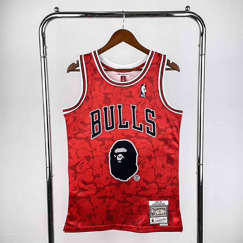 Regata Mitchell & Ness x BAPE - Chicago Bulls - Rei da Pelada